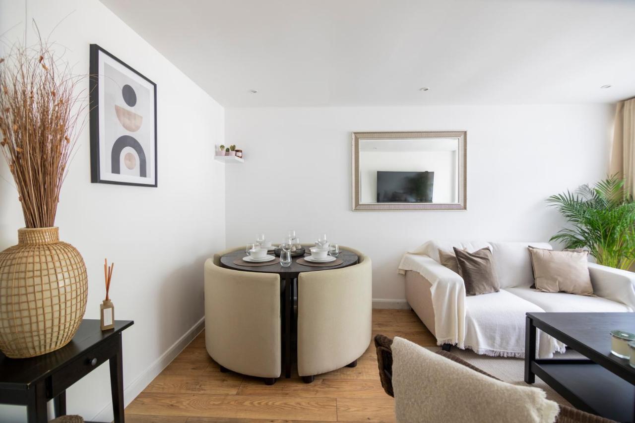 Gorgeous Modern Apartment Near Redhill Station Inc Private Garden & Parking Exterior photo