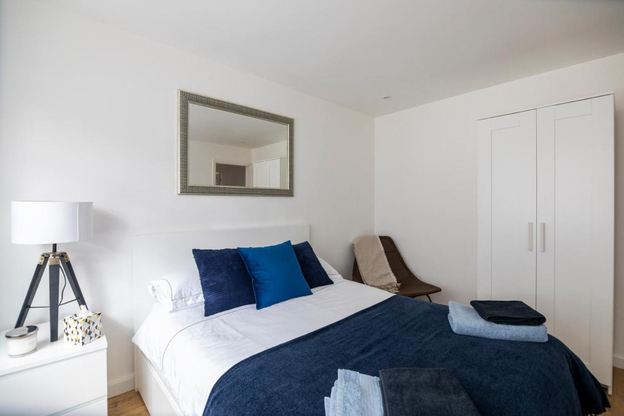 Gorgeous Modern Apartment Near Redhill Station Inc Private Garden & Parking Exterior photo