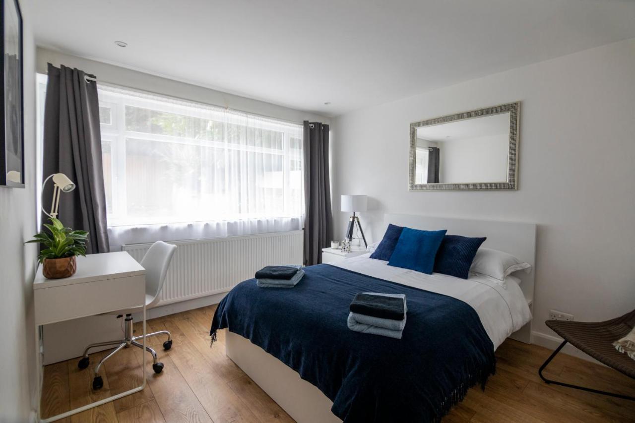 Gorgeous Modern Apartment Near Redhill Station Inc Private Garden & Parking Exterior photo