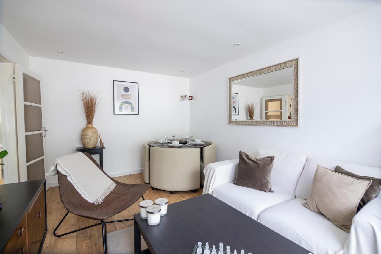 Gorgeous Modern Apartment Near Redhill Station Inc Private Garden & Parking Exterior photo