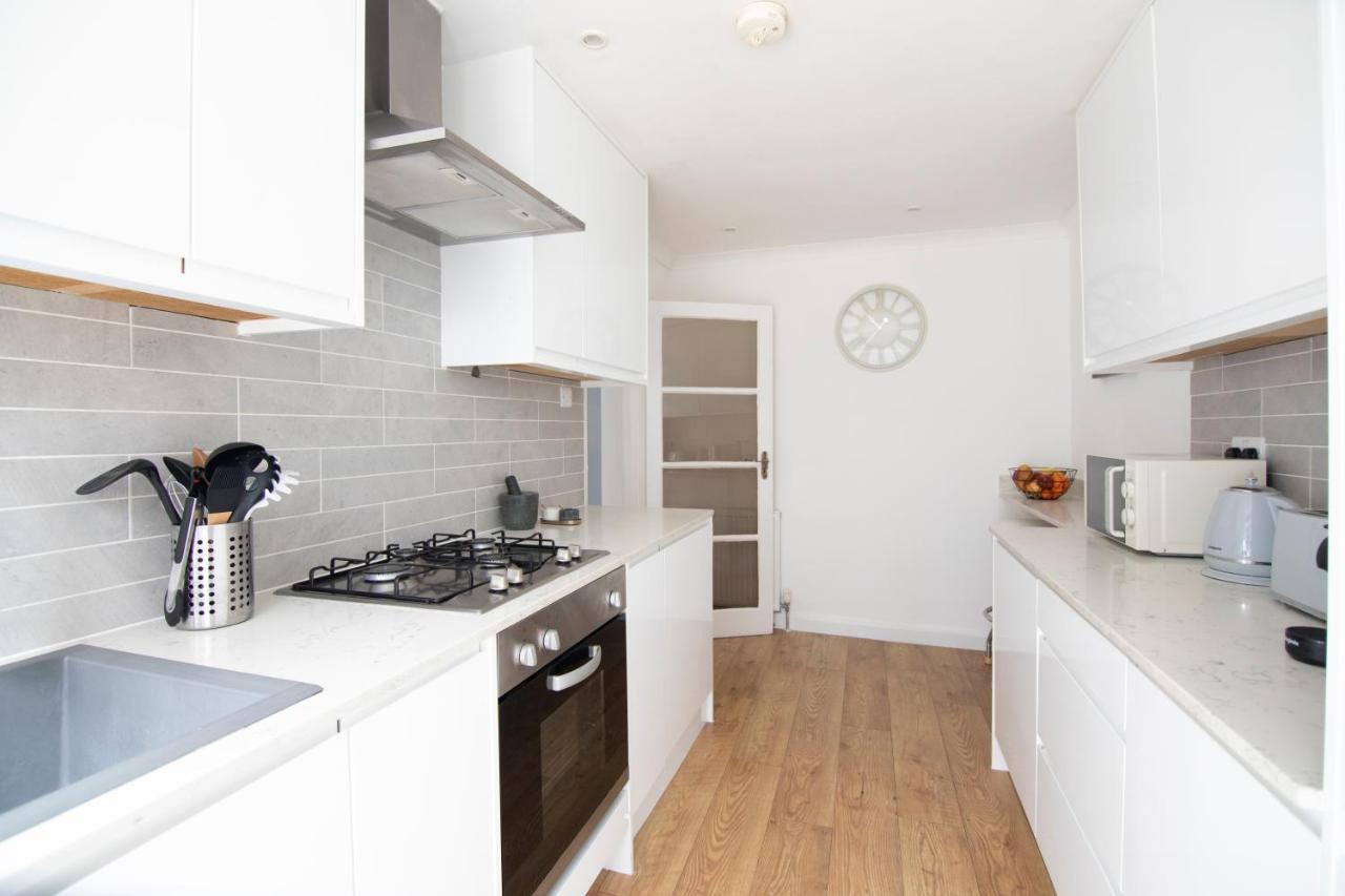 Gorgeous Modern Apartment Near Redhill Station Inc Private Garden & Parking Exterior photo