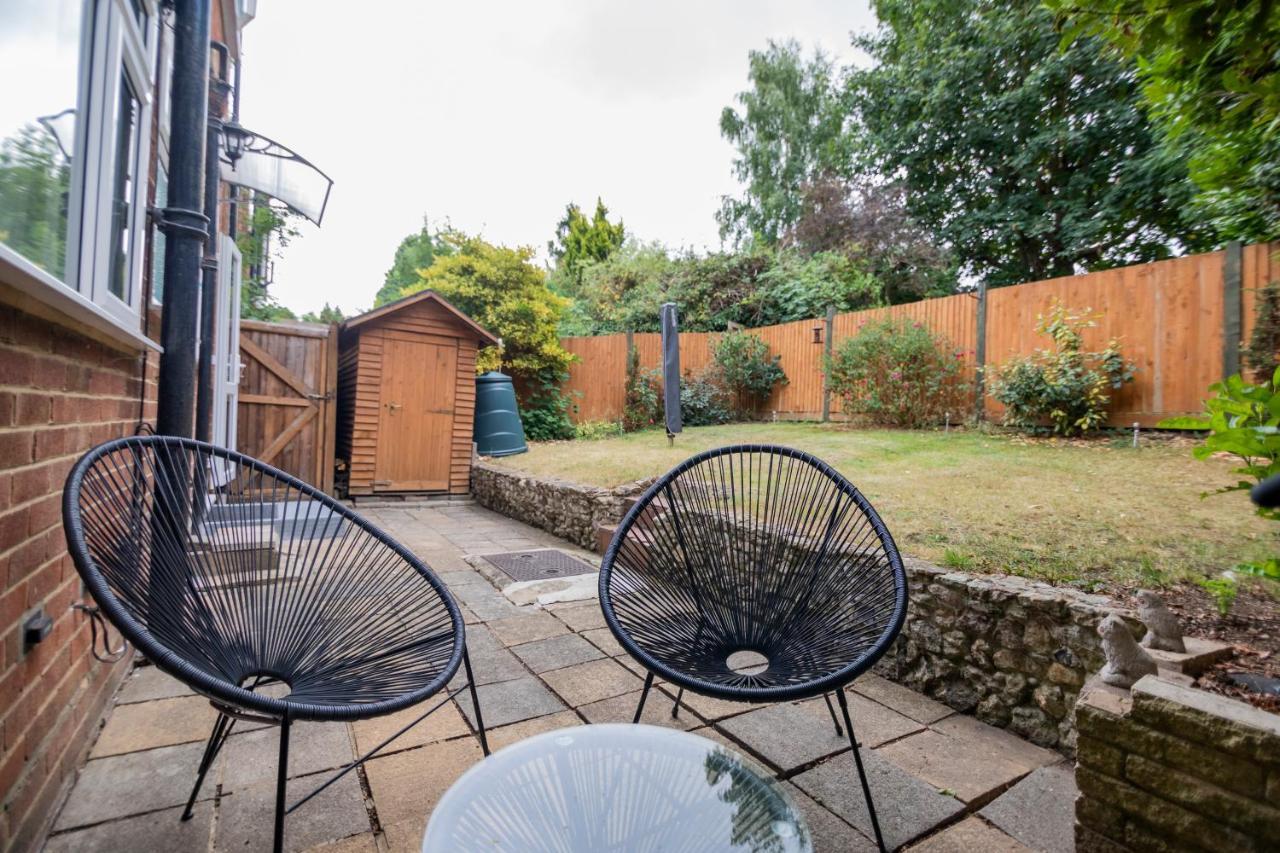 Gorgeous Modern Apartment Near Redhill Station Inc Private Garden & Parking Exterior photo