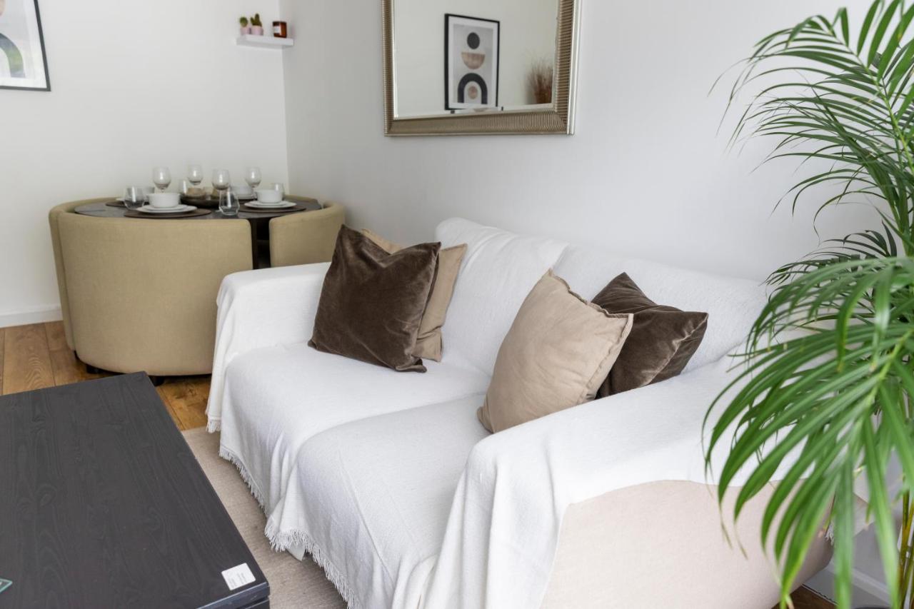 Gorgeous Modern Apartment Near Redhill Station Inc Private Garden & Parking Exterior photo